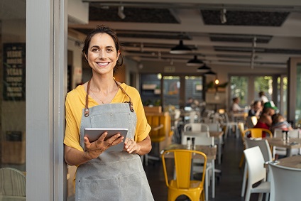 Entreprendre avec des ressources limitées : L'impact du microcrédit et du capital humain et social sur le développement des nouvelles firmes